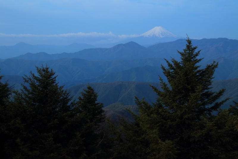 雲取山から富士山_明るくなってきた