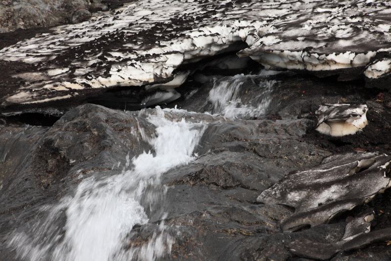 7.まぼろしの滝_一番上の雪渓から流れる水