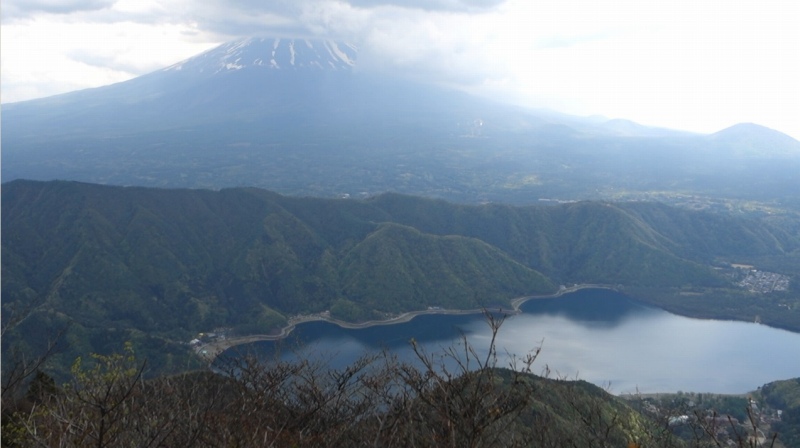 十二ヶ岳山頂からの西湖と富士
