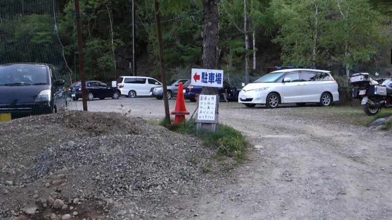 赤岳山荘駐車場