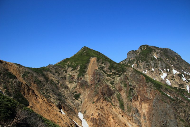 文三郎尾根からみえる阿弥陀岳と中岳
