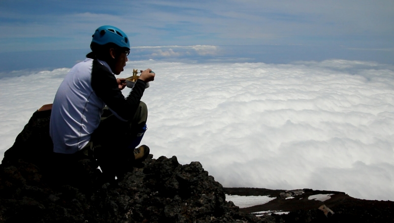 富士山頂で雲海を見ながら山パスタ