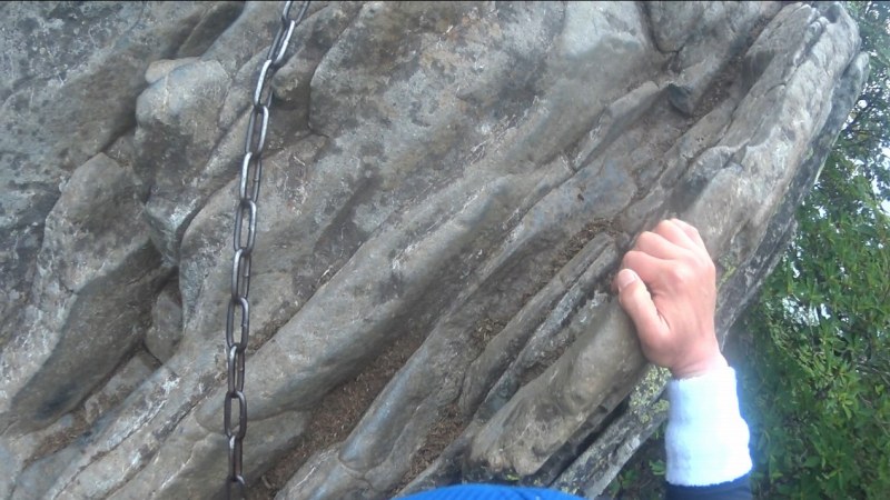 カミナリ岩を登る