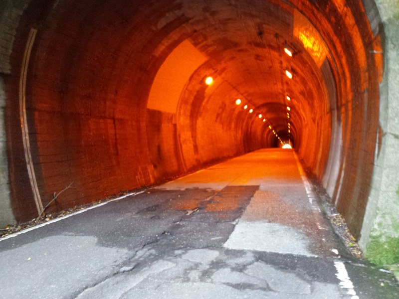 2016-04-11 09.35.44_歩道の狭いトンネル