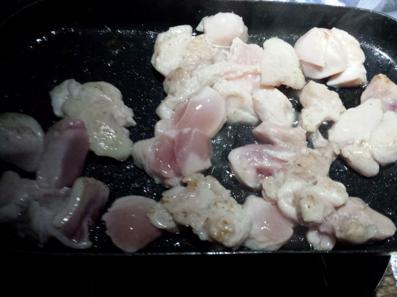 ふわとろオムライス麦飯工程5_鶏肉を炒める