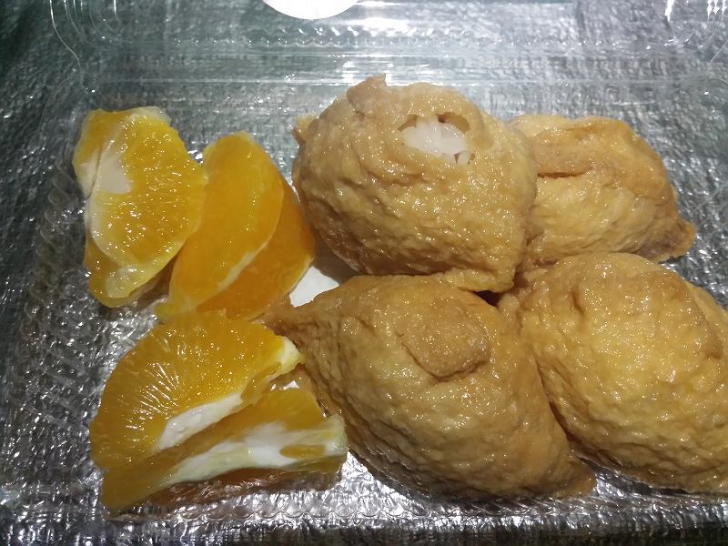 2016-04-28 05.10.19_いなり寿司とポンカン(朝食)