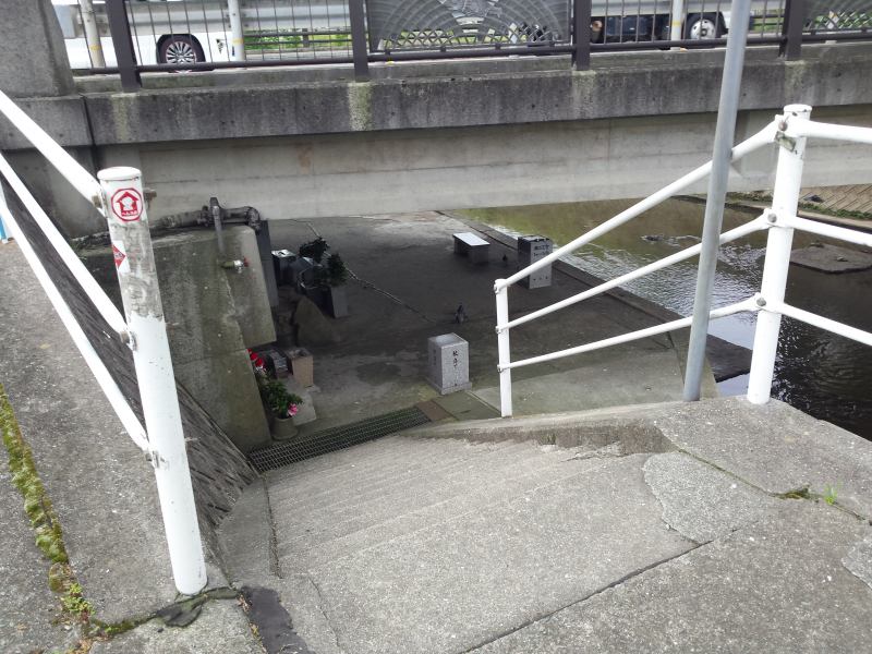 2016-04-25 14.20.37_橋の下に降りる階段