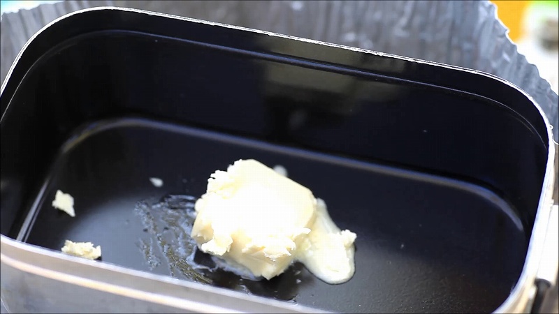 メスティン de 鮭と小松菜のクリームパスタ工程1_バター