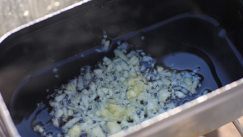 メスティン-de-イカの塩辛のクリームパスタ_作り方1_にんにくを炒める