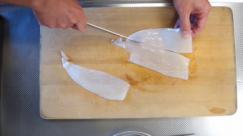 イカの塩辛の作り方13_胴を縦3枚に切る