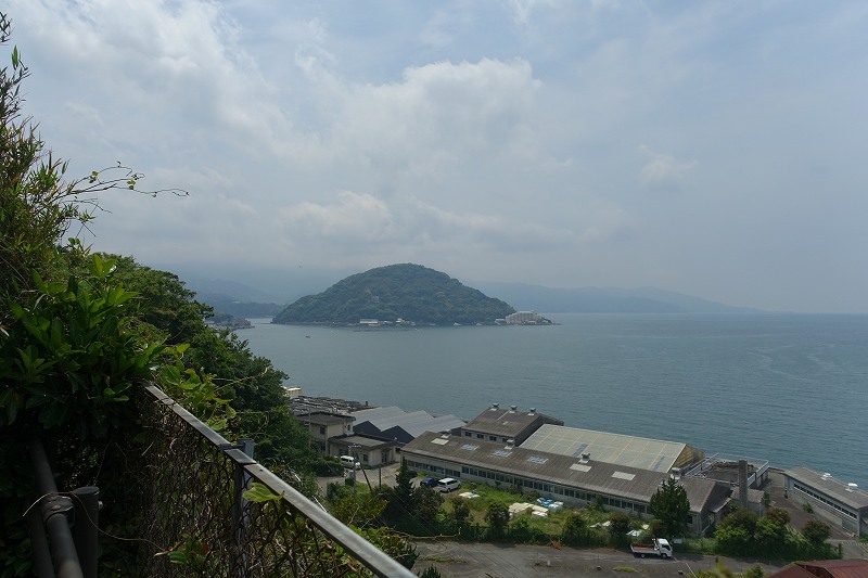 ④金櫻神社鳥居前からみえる淡島