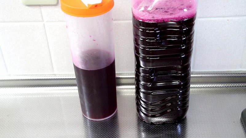 赤紫蘇ジュース左と赤青紫蘇ミックスジュース右の比較