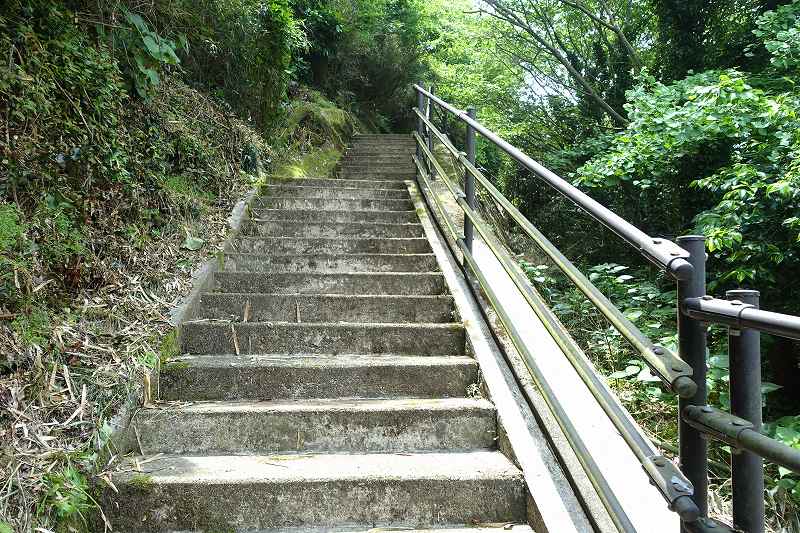 ③金櫻神社参道の石の階段