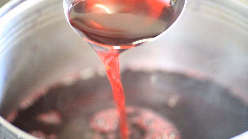 赤紫蘇と青紫蘇のミックス紫蘇ジュースの作り方8_発色