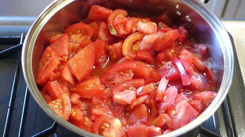 自家製トマトピューレ作り方2_すぐに汁が出てくる