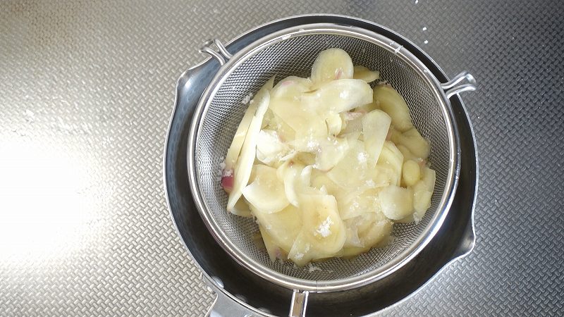 新生姜の甘酢漬け作り方5_ざるにあけて塩