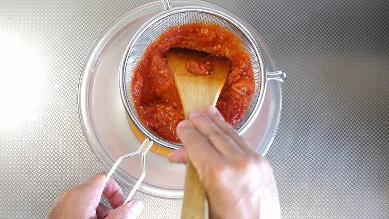自家製トマトケチャップ作り方4_木ヘラで絞る