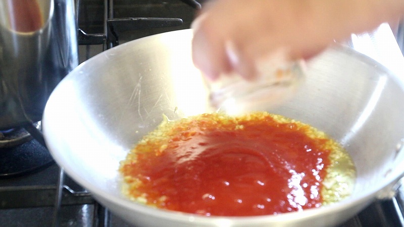 トマトピューレでトマトソースパスタ作り方4_トマトピューレ