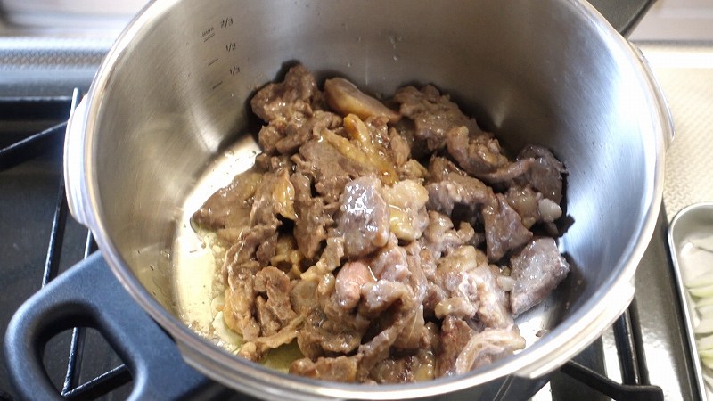 牛すじ肉のワイン煮込み作り方4_肉を圧力鍋へ