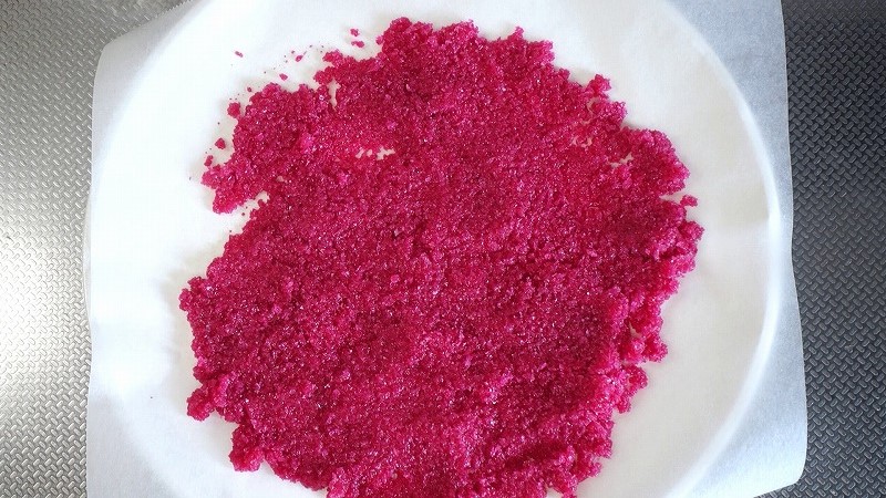 紅白の梅酢塩作り方5_レンジへ紅