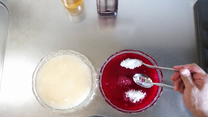 紅白の梅酢塩作り方2_塩を足す