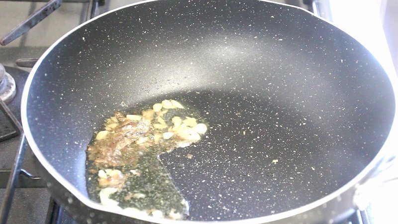 タパス風アンチョビポテト作り方3_にんにくとアンチョビを炒める