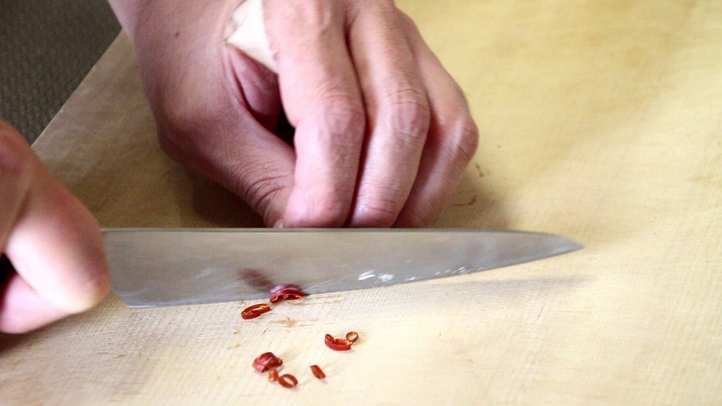 シチリア風アンチョビパスタ作り方2_鷹の爪を刻む
