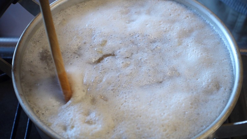 乾燥米麹で味噌作り1-仕込み編3-4_大量のアク
