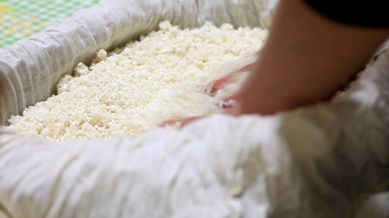 米麹作り2_作り方10：手入2_米をほぐす
