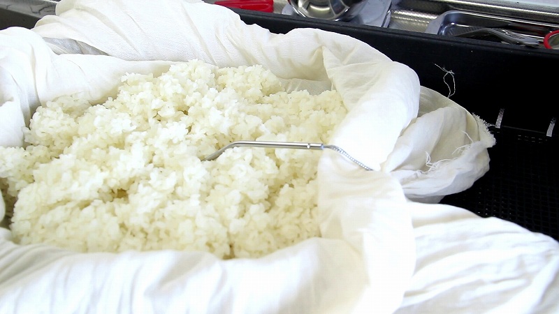 米麹作り2_作り方7：包む_温度計を差したまま布で包む