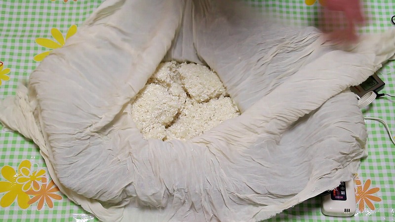 米麹作り2_作り方9：手入1_固まった米