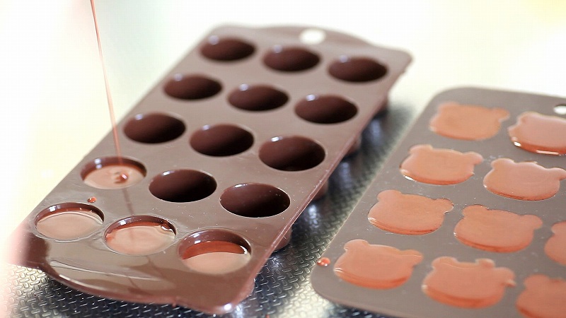 カカオ豆からチョコレートの作り方11_型入れ