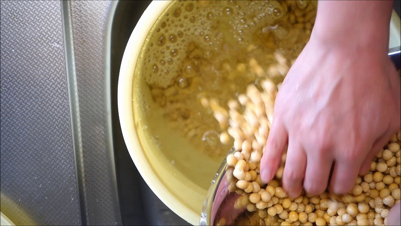 自家製米麹で味噌作りの工程3_水に浸す