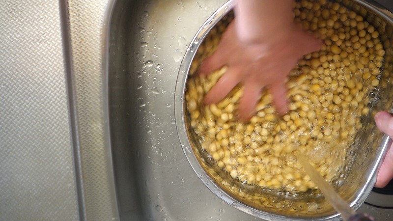 自家製米麹で味噌作りの工程2_大豆を洗う