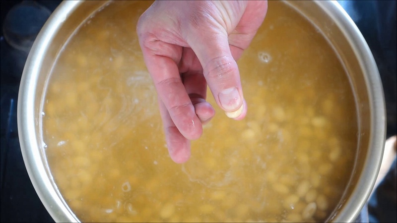 自家製米麹で味噌作りの工程8_茹で加減の確認