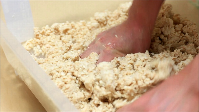自家製米麹で味噌作りの工程14_混ぜ合わせる