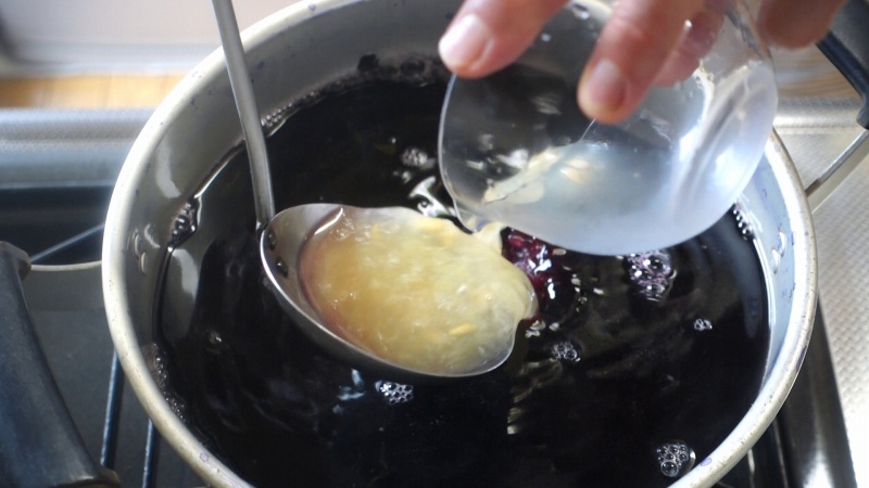 赤紫蘇レモンジュースの作り方11_レモンの絞り汁を加える