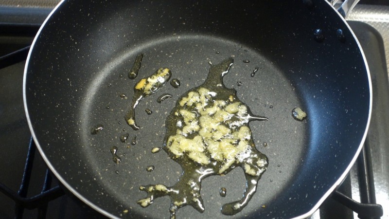 うちのポテトサラダの作り方10_にんにくを炒める うちのポテトサラダの作り方10_にんにくを炒める