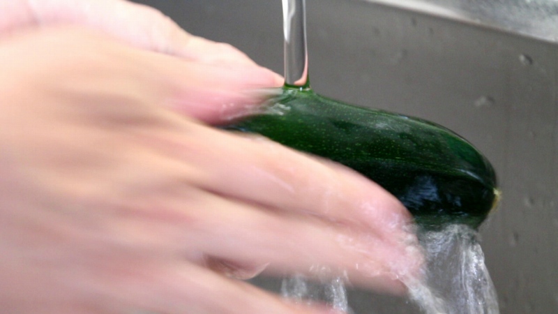 ズッキーニとパルミジャーノのサラダの作り方1-1_水洗い