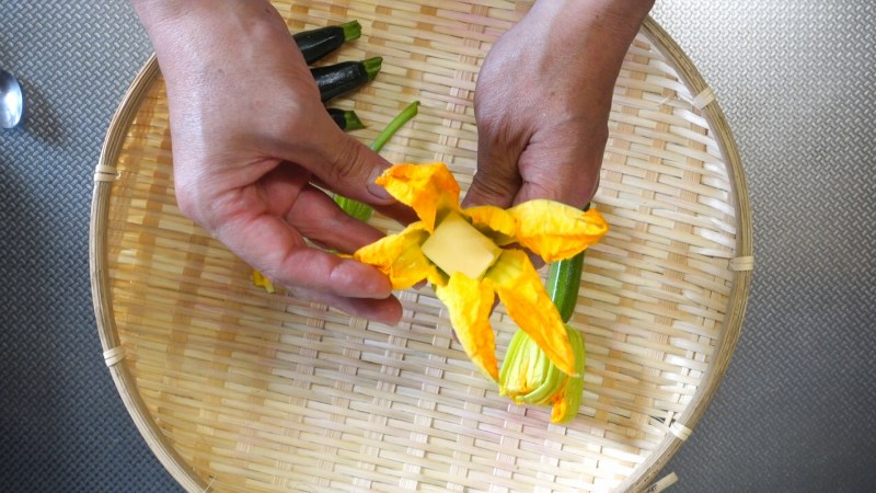 花ズッキーニのフリットの作り方3_チーズを入れる