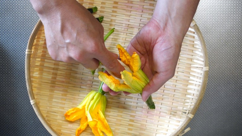 花ズッキーニのフリットの作り方2_花の内側を拭く