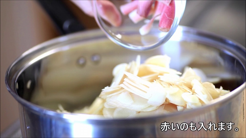新生姜でピンク色のジンジャーシロップの作り方4_鍋へ