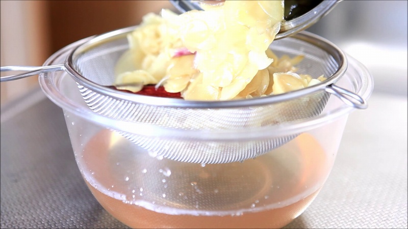 新生姜でピンク色のジンジャーシロップの作り方7_シロップを濾す