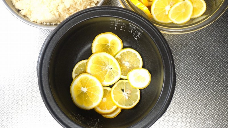 炊飯器で作るレモンシロップの作り方3_まずレモンを敷く