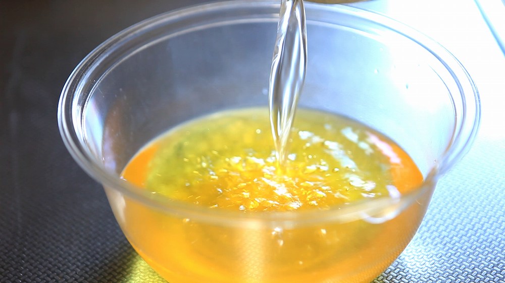 リモンチェッロの作り方7_濾したレモンスピリッツにシロップを合わせる