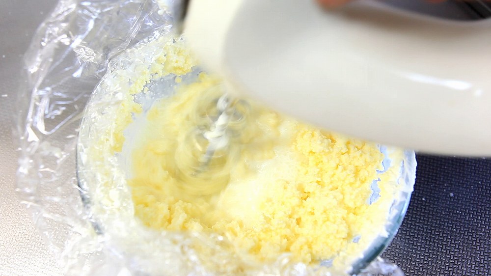 発酵バターの作り方6-2_液体が出てきた