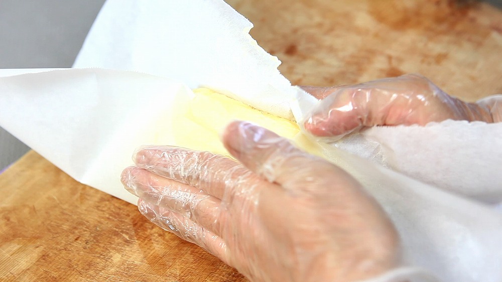 発酵バターの作り方12-2_クッキングペーパーで形を整える
