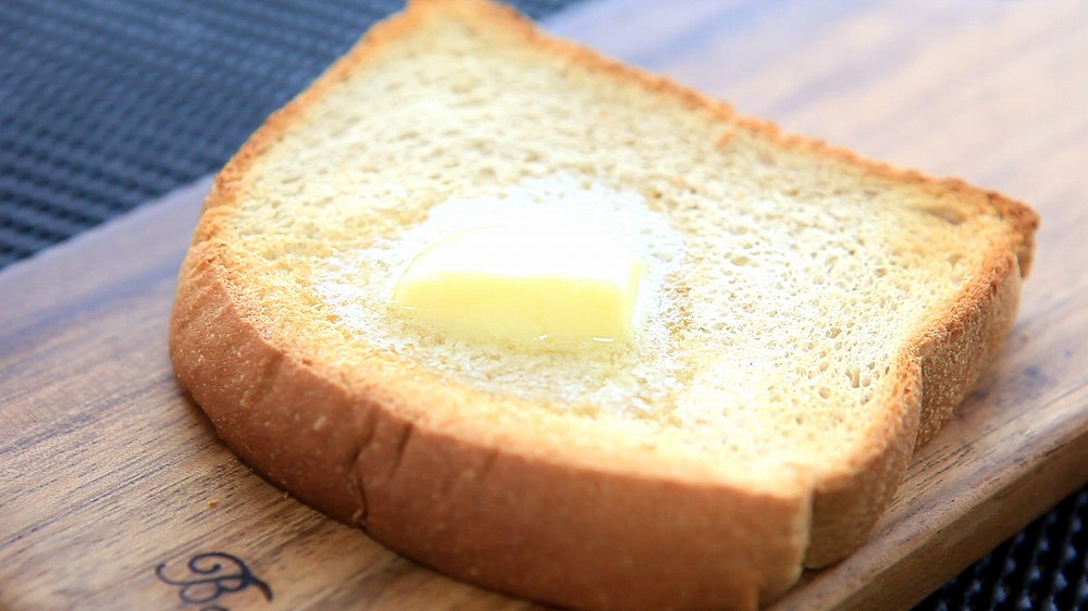 発酵バターの作り方15-2_パンの上で溶けるバター