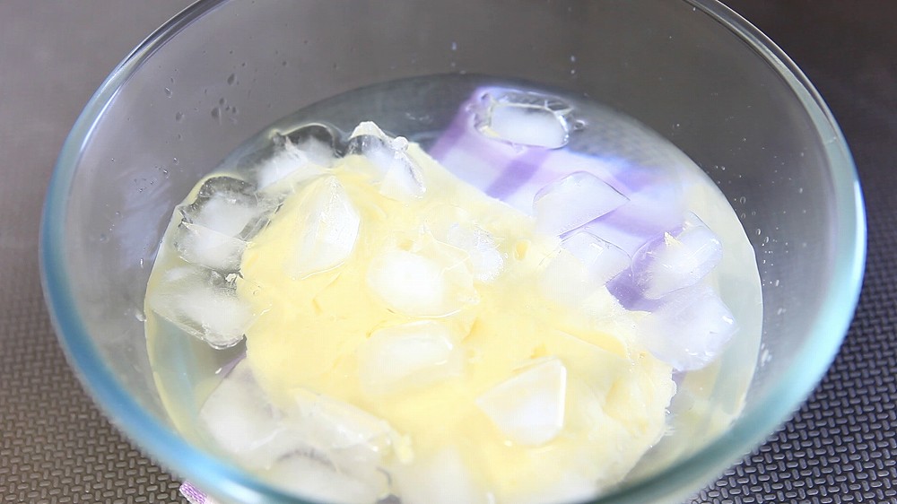 発酵バターの作り方9-2_水と氷を加える