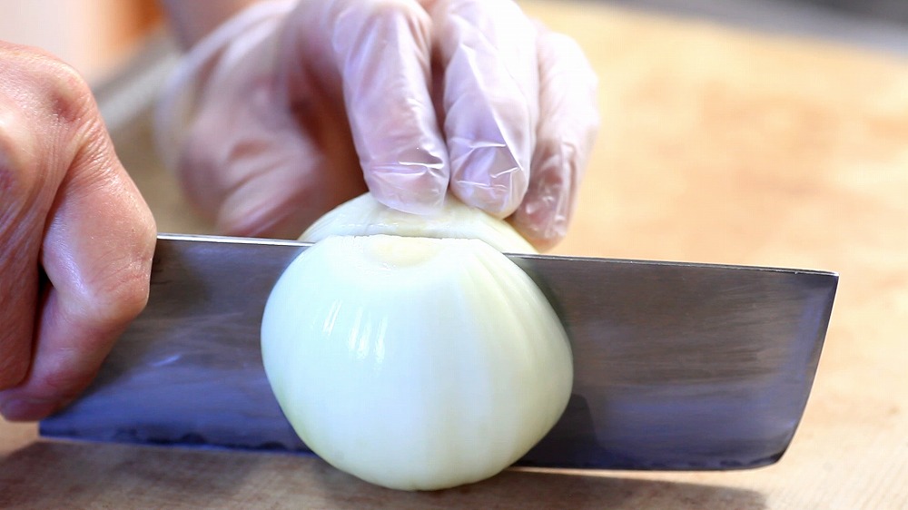 玉ねぎのカレーピクルスの作り方1_玉ねぎを半分に切る
